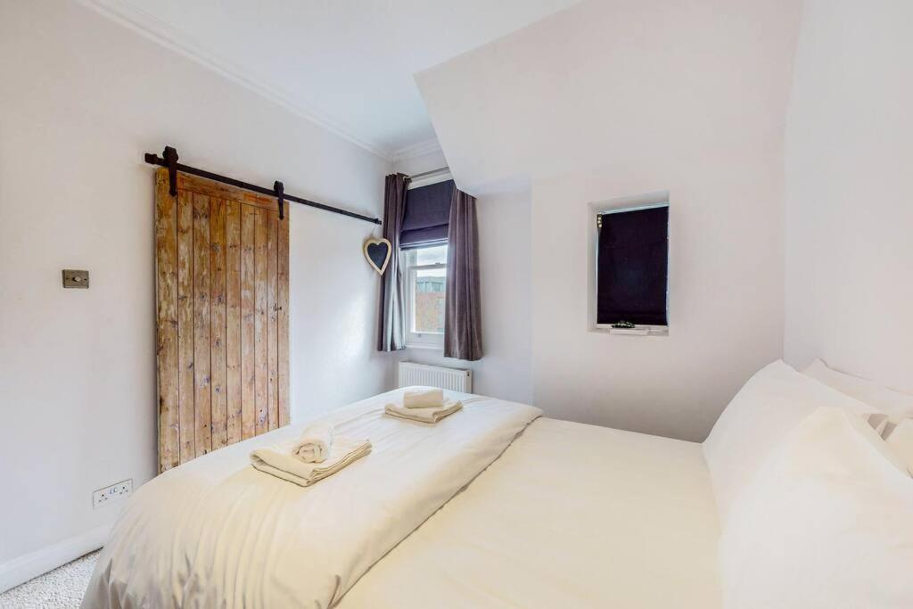 Modern 1bd Flat In Clapham Old Town * Londra